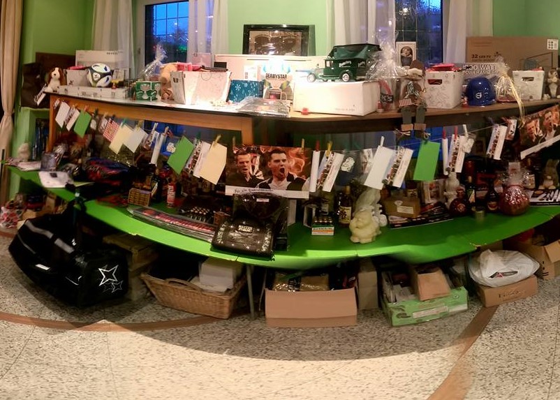 Ein langer Tisch, bestückt mit vielen tollen Preisen für die Tombola.